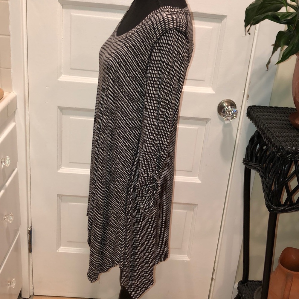 Philosophy-Black/White Pattern-Flattering Cut - image 5